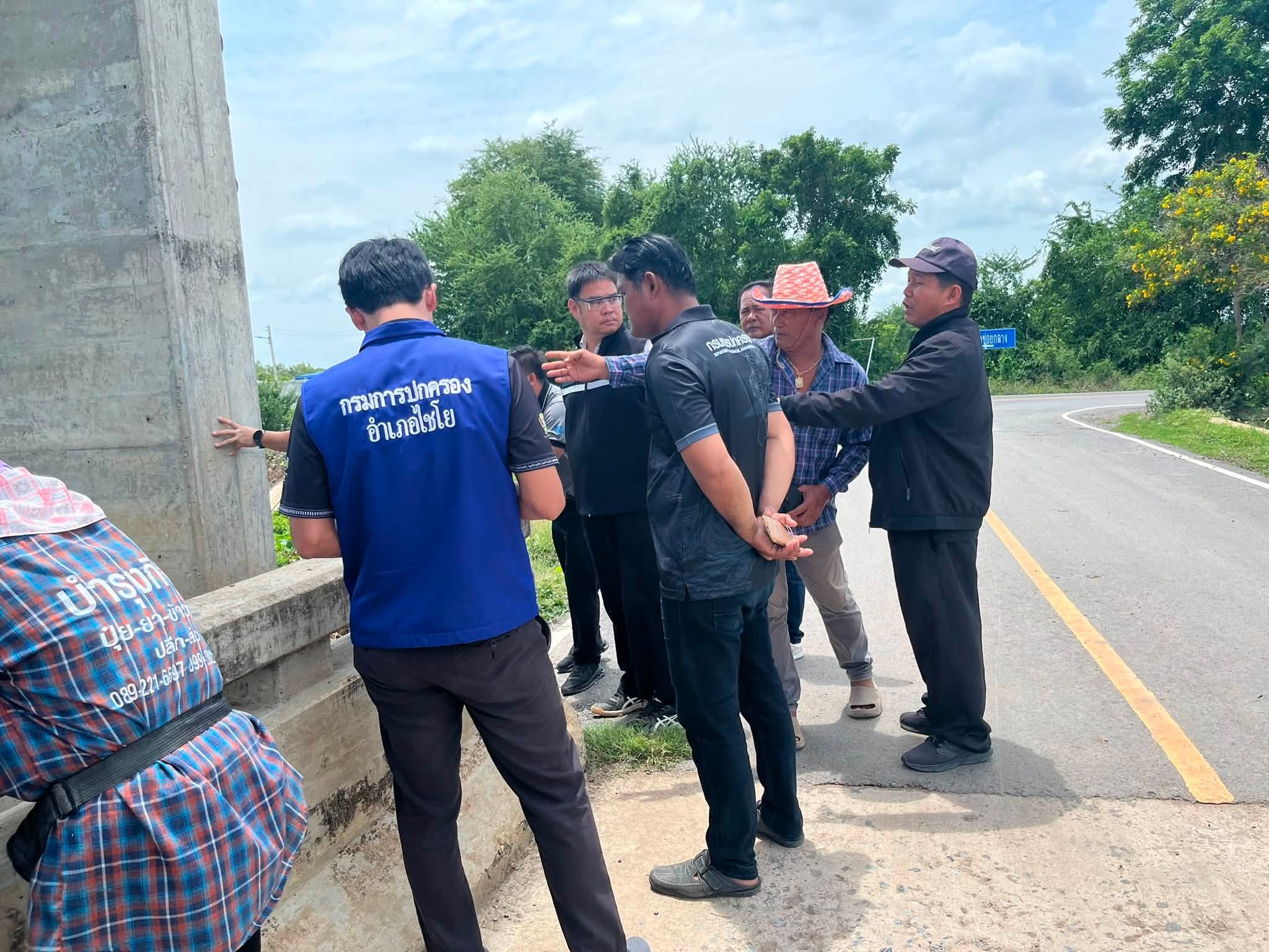 title - ส.ป.ก.อ่างทอง ร่วมรับฟังปัญหาระบบชลประทานในพื้นที่ตำบลตรีณรงค์ โดยมีนายทศพล ศรีบัวเอี่ยม นายอำเภอไชโย พร้อมด้วย ผู้อำนวยการโครงการส่งน้ำและบำรุงรักษามหาราช  กำนัน ผู้ใหญ่บ้านในพื้นที่ที่เกี่ยวข้อง และเกษตรกรที่ได้รับผลกระทบ ร่วมกันหารือแนวทางแก้ไขปัญหาระบบชลประทาน